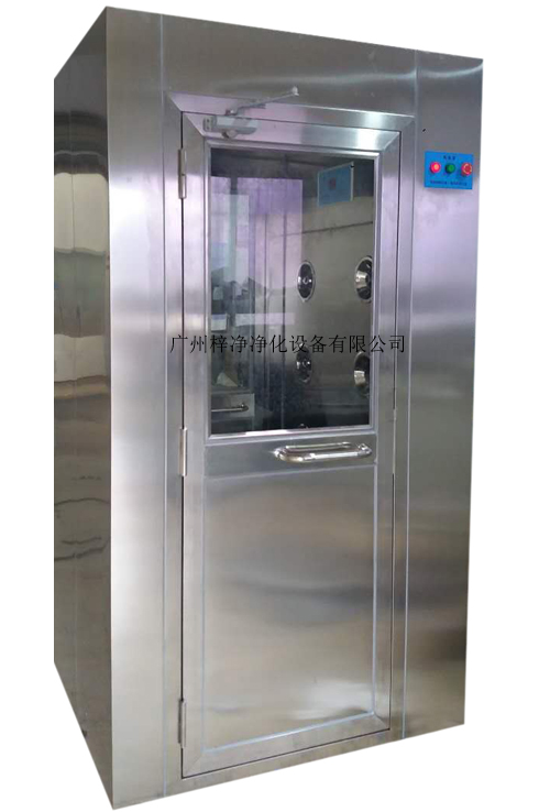風淋室是進入潔凈室所必需的通道,可以減少進出潔凈室所帶來的污染問題。 風淋室是進入潔凈室所必需的通道,可以減少進出潔凈室所帶來的污染問題。
