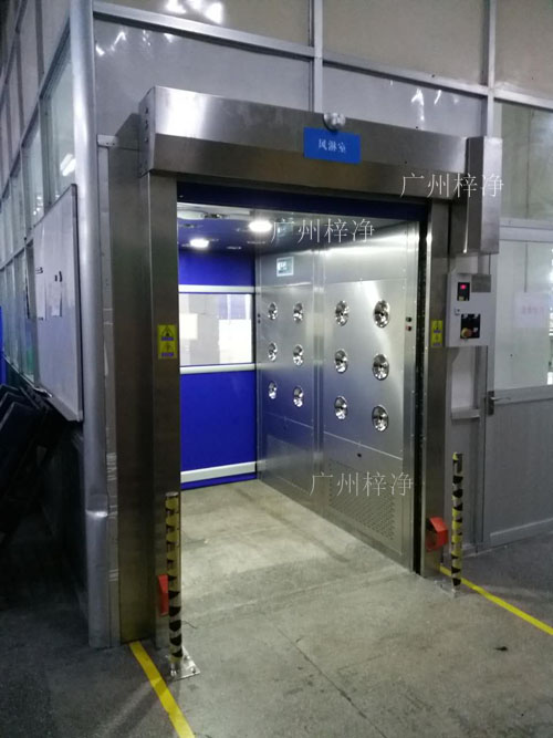 快速卷簾門物料風淋間同時可以實現手動、自動切換功能,方便貨物進出潔凈室。 快速卷簾門物料風淋間