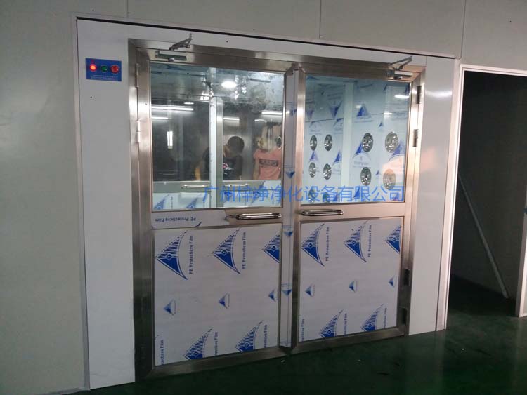 普通貨淋室安裝現(xiàn)場,使用人員正在驗收 普通貨淋室安裝現(xiàn)場