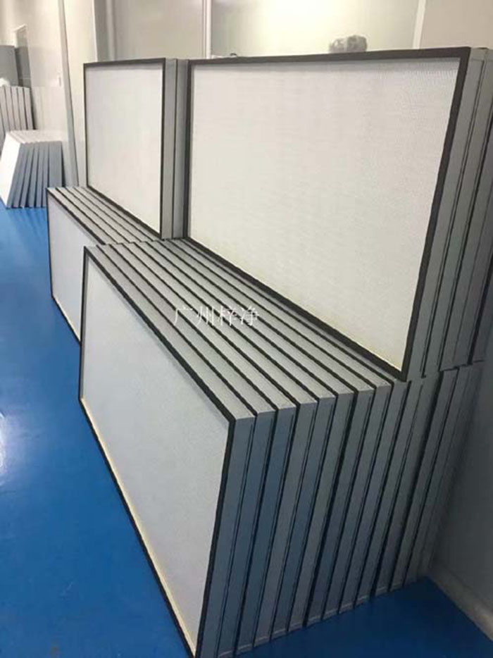 ULPA級超高效空氣過濾器適用于10000級-100級潔凈系統,空調系統,因此產品已廣泛應用于電子、微電子、半導體、光器件、生物和醫藥線路、照相機和光學儀器、精密機械等多個領域。 ULPA級超高效空氣過濾器適用于10000級-100級潔凈系統,空調系統,因此產品已廣泛應用于電子、微電子、半導體、光器件、生物和醫藥線路、照相機和光學儀器、精密機械等多個領域。