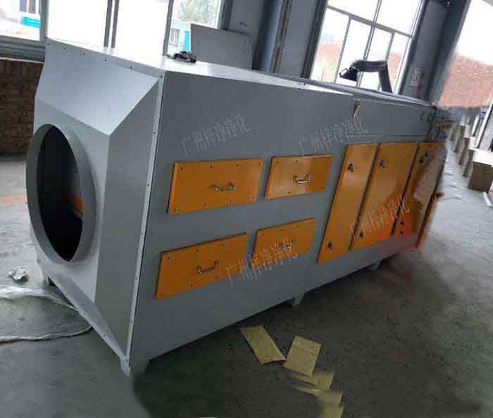 新風(fēng)柜被廣泛應(yīng)用于民用建筑的通風(fēng)系統(tǒng)中，同時(shí)還可應(yīng)用到房屋建筑的消防加壓送風(fēng)，凈化空調(diào)的增壓補(bǔ)風(fēng)等場合。